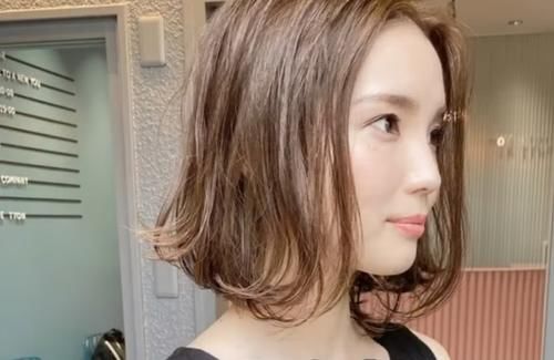 60岁阿姨选择什么发型显年轻？5款减龄发型，时髦好气质