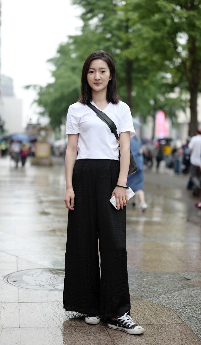 搭配|街拍:三位身穿黑色衣装的美女,搭配的各有千秋,简练大气