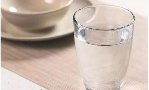 补充水分|白开水最养生？掌握这五个喝水时间，最实在的养生方式