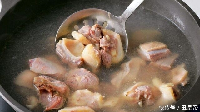 炖老鸭汤|“这肉”花200块买了六斤,炖了4个小时,出锅连汤都全喝光!