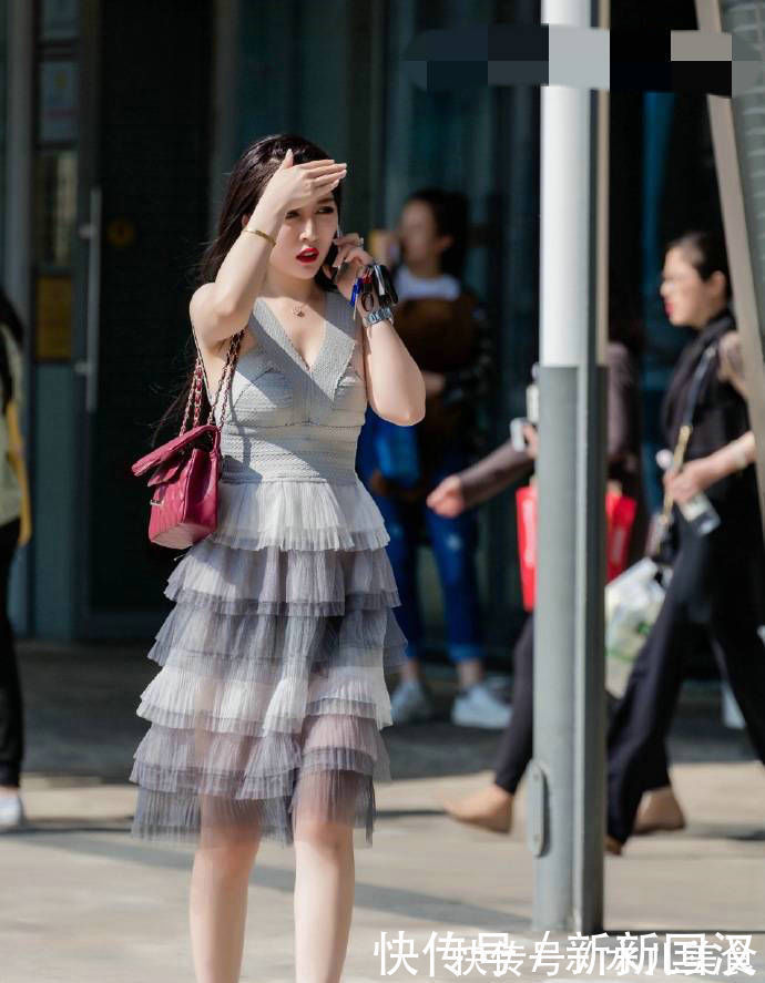 连衣裙|街拍女神时尚连衣裙舒适显身材，让小姐姐美的恰到好处