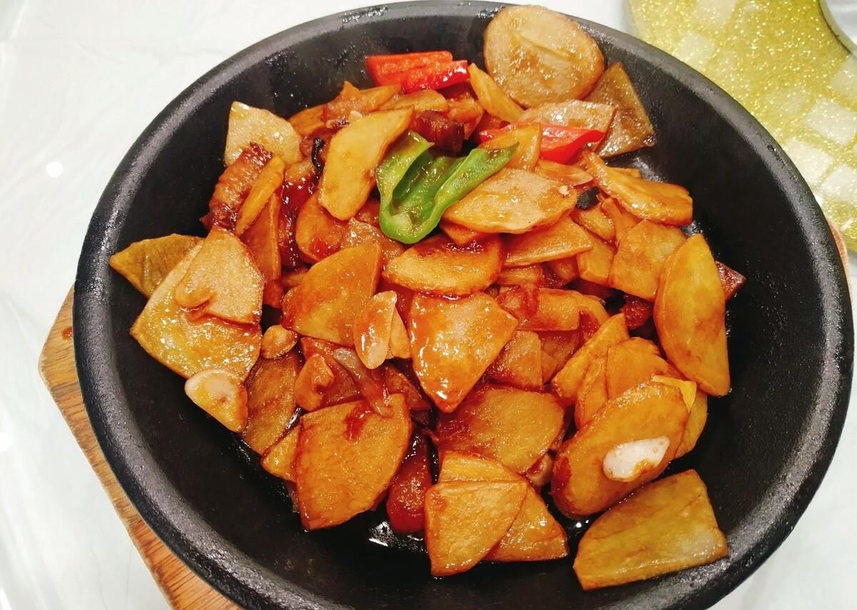 干锅土豆片，软糯香甜超下饭，鲜香入味的美食，做法简单的家常菜