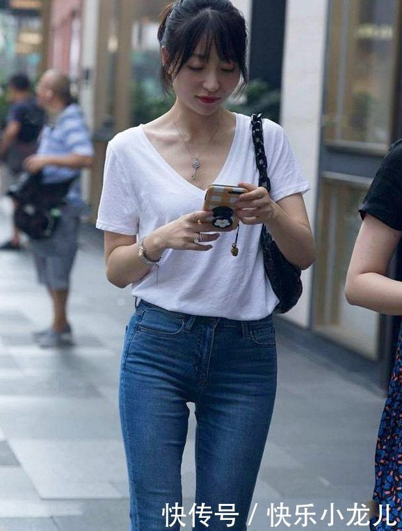 选用了V型领的剪裁,配色清爽减龄,突显知性干练美