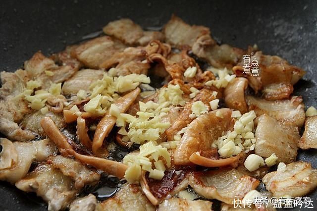 冬天喝酒,花生凉菜靠边站!下酒菜吃它,干香有嚼劲,吃着贼香