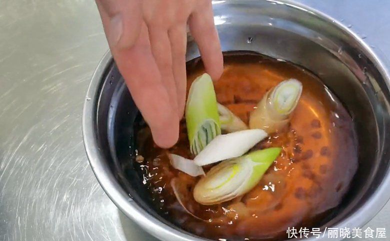 炸丸子，最忌直接加盐和淀粉，诀窍告诉你，金黄酥脆放凉不回软