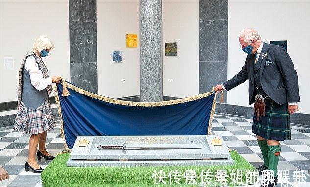 梅根 卡米拉比儿媳凯特还娇俏!穿格纹裙拎着香奈儿亮相,和查尔斯真甜