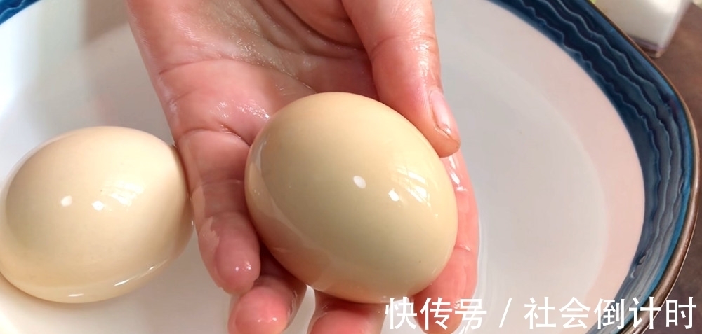 窍门|60岁老保姆教我一个煮鸡蛋的窍门,不用锅不用电,真的太厉害了