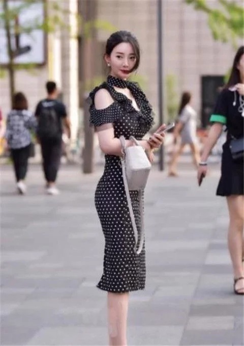 街拍:优雅洋气的小姐姐,展现出酷雅气质,魅力十足