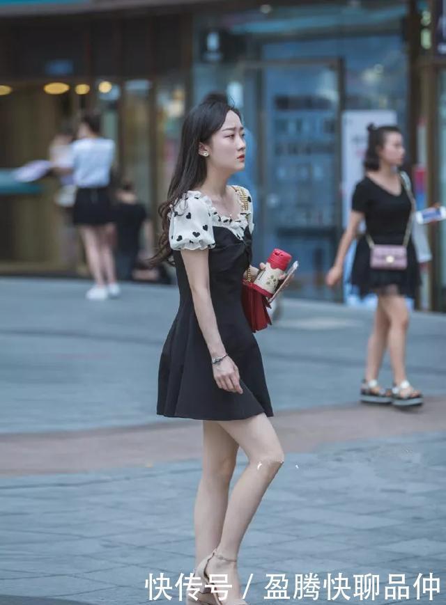 搭配一双尖头的白色高跟鞋，整体的搭配非常的小清新，非常迷人