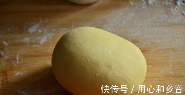 面粉里面加上2个鸡蛋，自己在家炸麻花，香脆好吃！