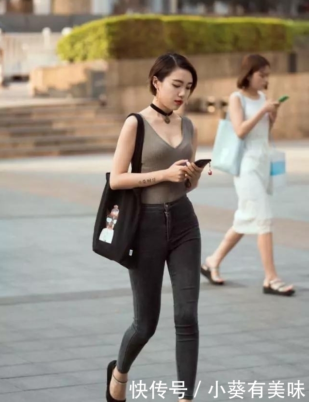 美图|街拍美图：修身轻熟的穿搭，魅力由你来掌控，性感中不失甜美