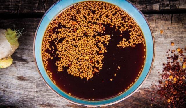 做辣椒油时，直接把油倒入辣椒大错特错，多加一步，辣椒油更香