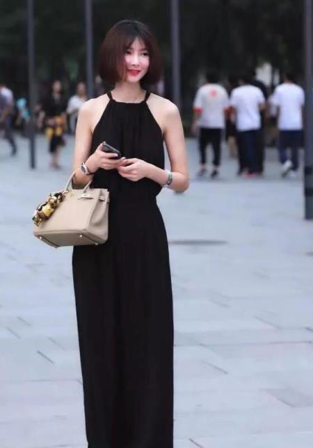 街拍：小姐姐尖下巴樱桃嘴，乌黑的长发，轻薄的白纱透出玲珑身材