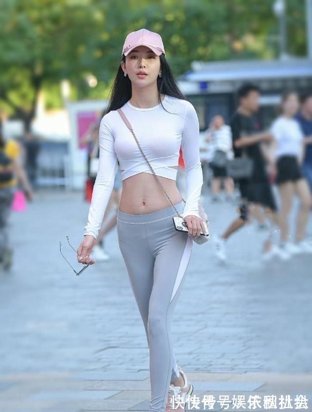 穿搭 打底裤的穿搭自信满满走在街头显得十分洒脱,展现飞扬的自信穿搭!