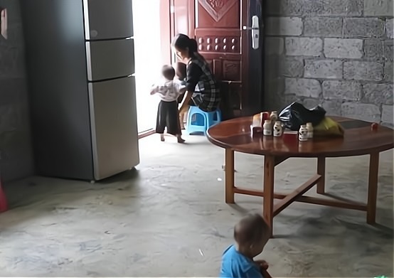 村里人|90后夫妻躲进深山,不懂避孕不愿结扎,12年生10娃,30岁妈妈像40岁