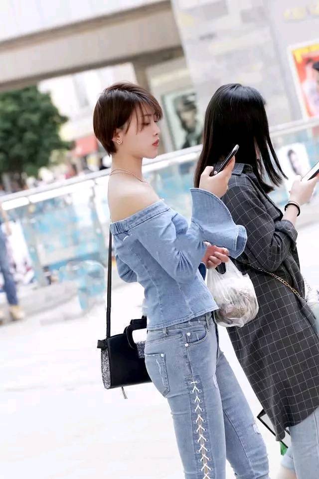 街拍：美女穿一字肩牛仔连衣裙，直接漏出了自己的肩膀，很漂亮
