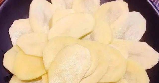 土豆|夏天遇到此菜我从不还价,一买就是10斤,做早餐香甜又拉丝,好吃