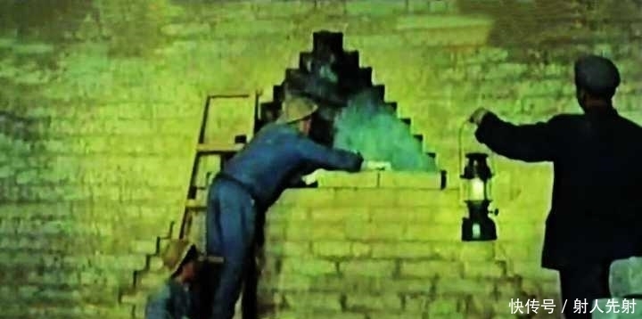 考古专家发掘古墓, 最出人意料的两样“文物”: 英语磁带和手机电池