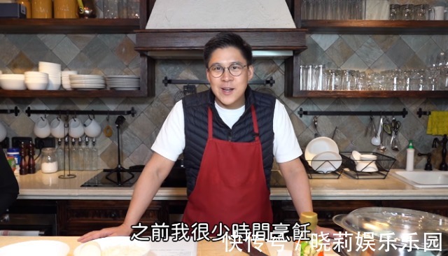 厨房|幸福感满满，霍启刚下厨捉弄老婆，豪华厨房意外曝光