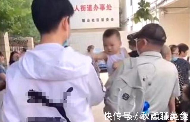 接种疫苗|萌娃打疫苗时“认错爹”,还不断“求抱抱”,求亲爹阴影面积