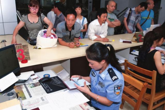 孩子们|“修”姓爸爸喜得三胞胎,给孩子们取的名字,让民警哭笑不得