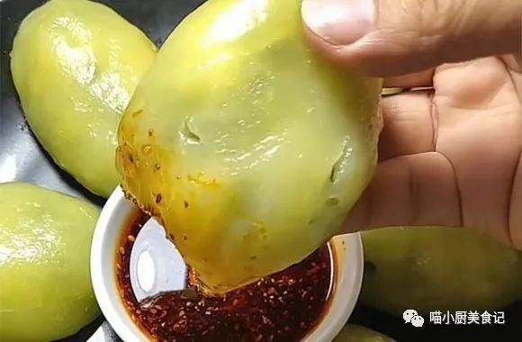 最近我家没少吃这个，包上馅，上锅一蒸，8分钟出锅，比肉包子都香