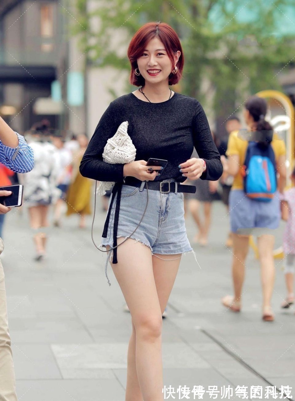 t恤 舒适得体的穿搭,吸睛的时尚迷人感,这位美女要是能娶回家就好了