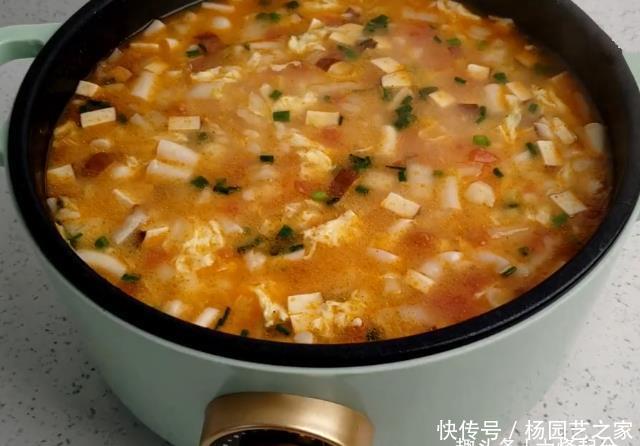 切成小碎丁|做疙瘩汤别用筷子搅了,家常做法,3分钟做一大盘