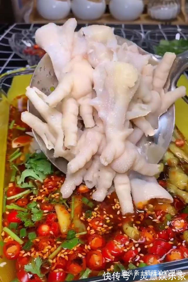 泡椒凤爪|味美自家做，泡椒柠檬凤爪酸辣爽口，清爽开胃，瞬间让人胃口大开