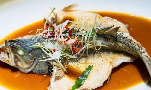 做清蒸鱼,用开水上锅还是冷水?教你正确做法,鱼肉鲜嫩没腥味