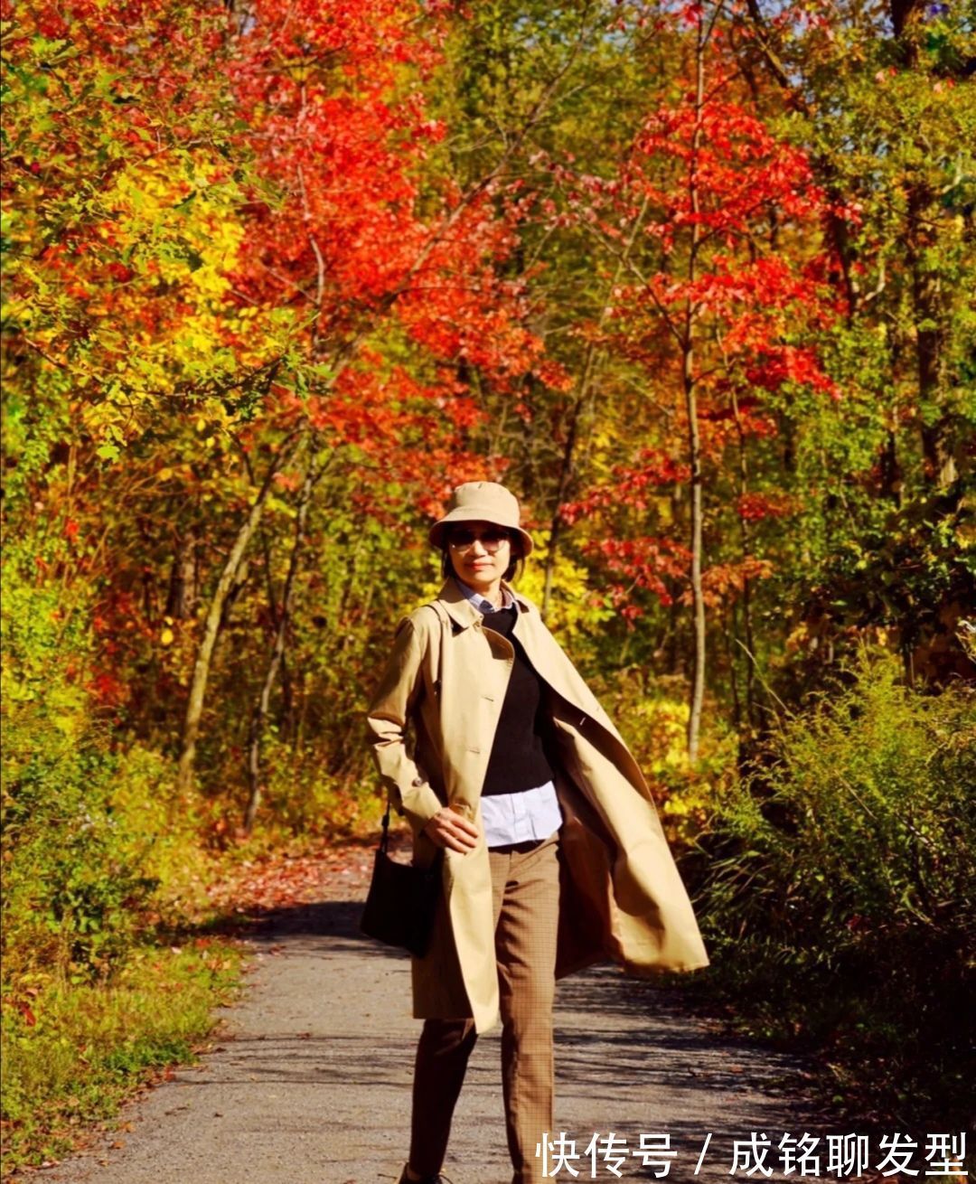 小马甲|五十多岁的女人穿衣别太花,记好三个穿衣技巧,没有高颜值也优雅