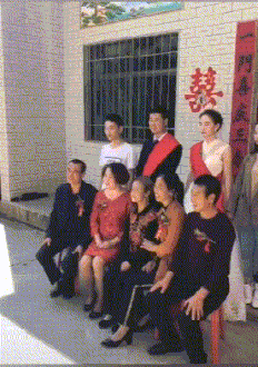 |搞笑GIF:不同年龄女人走路的区别