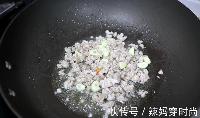 中午和老妈吃的猫耳朵，金灿灿又香又软特入味，没忍住吃了一大碗！