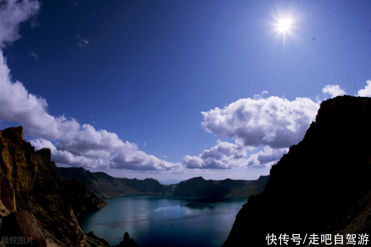 血色|在巴丹吉林沙漠深处，藏着一个神秘迷人的血色湖泊，妖异又美丽