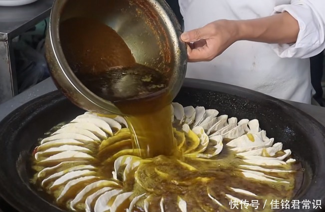 最费油|南京最费油网红小吃,一锅牛肉锅贴要用一锅油,咬一口汁水四溢!
