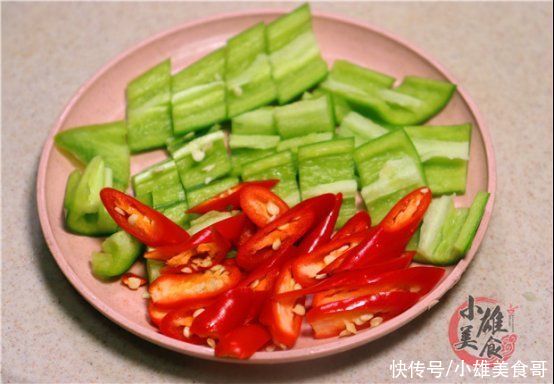 茄子丁|茄子切成丁淋上鸡蛋，实在太好吃了，我家一周吃6次，营养又下饭