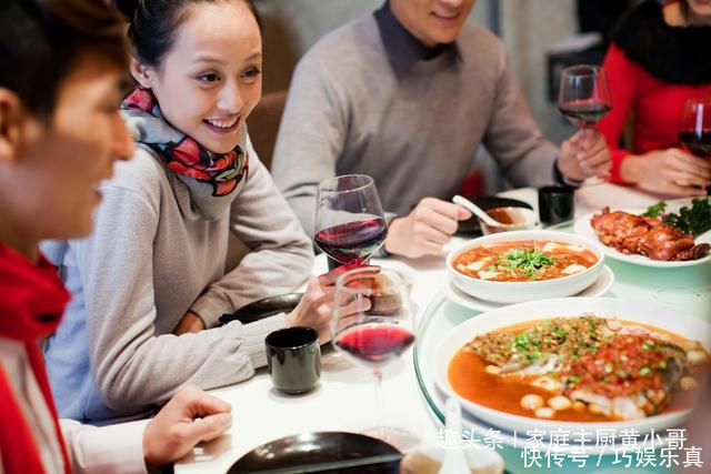 年夜饭“排骨”又出新吃法，外酥里嫩，咬一口满嘴香，待客特有面