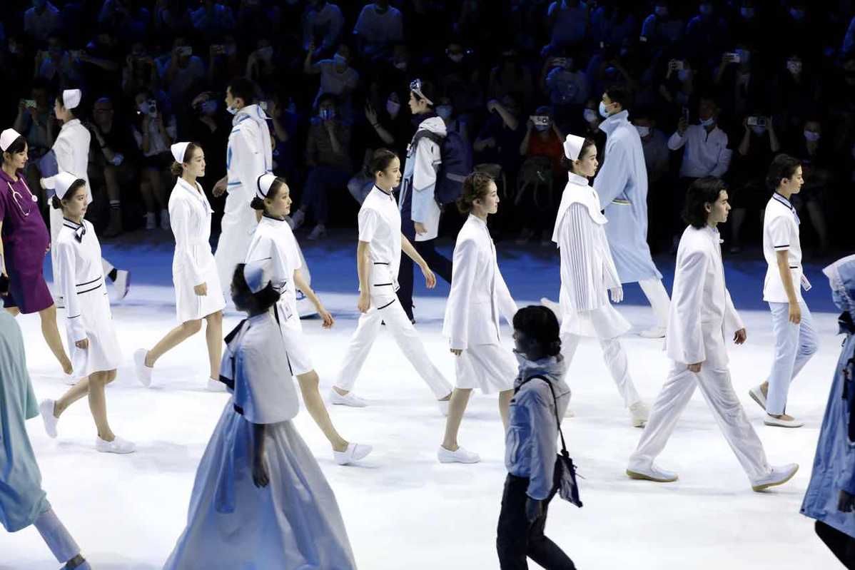 主题|“最美逆行者”——医护服装秀在中国国际时装周展演