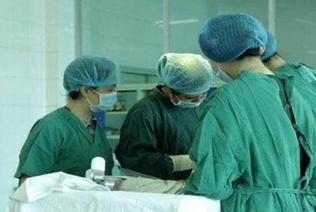 二胎政策|52岁产妇生出“三胞胎”,看到娃后却崩溃大哭,医生有点尴尬