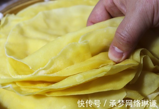 保鲜膜|不用一滴油的水烙玉米饼，做法简单，当做早餐吃很合适