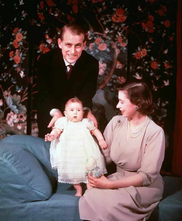 威廉|有妈的孩子像块宝:70岁查尔斯看球睡着,92岁女王微笑不忍叫醒他