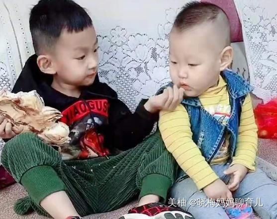 淘气鬼|兄弟俩不小心弄碎香水,被妈妈罚站,哥俩的对话,却让妈妈笑坏了