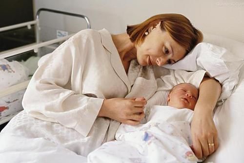 回家|产妇出院回家,由谁抱孩子更好?专家:四个候选人+两大候选条件