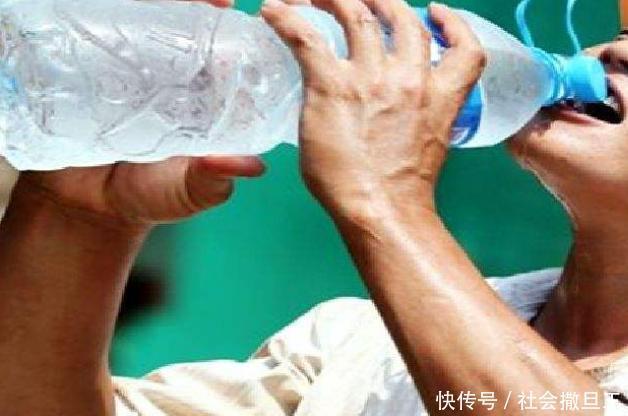  告诉|喝水就有小便，并且尿量多，是不是肾脏出现了问题医生告诉你