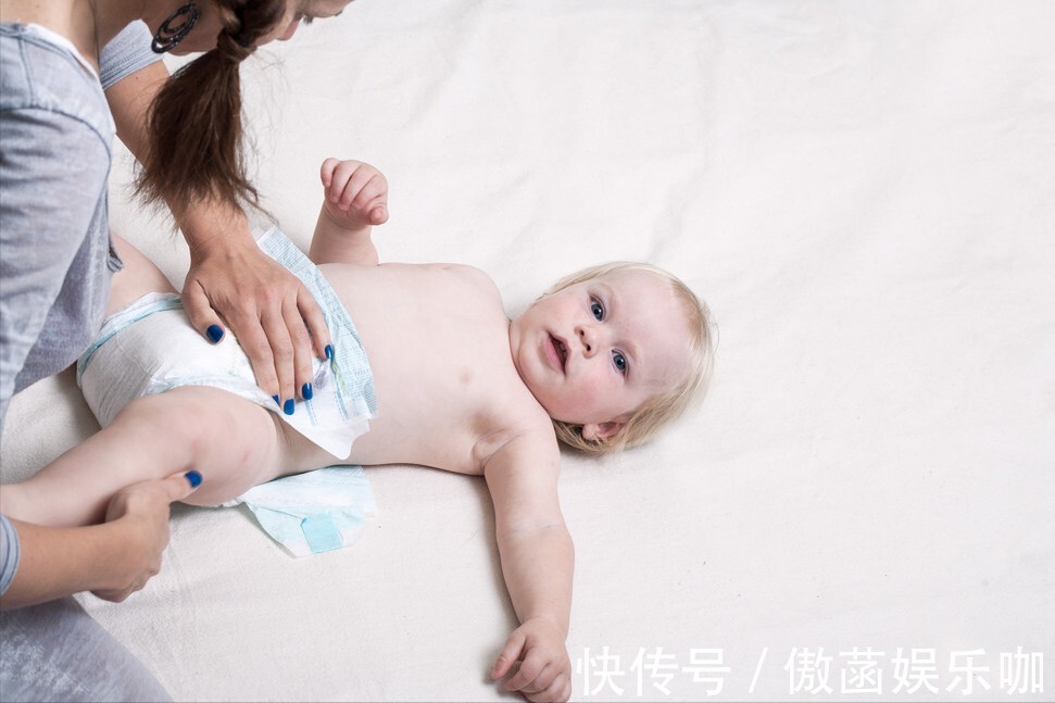 婴儿|婴儿拉完臭臭后,用水洗还是用湿巾擦?踩过坑的妈妈才知道的做法
