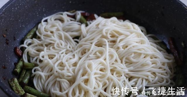 鲜香|北方焖面最好吃的做法，不加一滴水，鲜香入味，一锅吃了个精光！