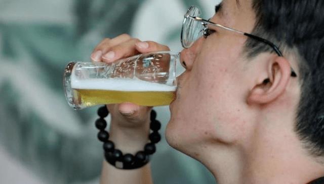 饮酒|47岁大哥坚持喝酒26年,肝脏仍健康红润,或与酒后2件事有关