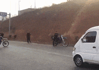 |搞笑GIF:对不起了兄弟,我不是故意的