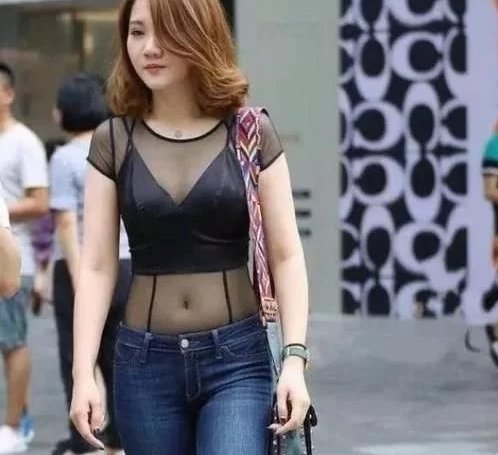 打底裤的搭配绽放青春美,美丽自信,显得潮流范十足