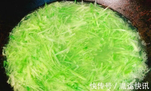 做萝卜丸子时,9成人都用错了粉难怪萝卜丸不酥脆,而且还会散